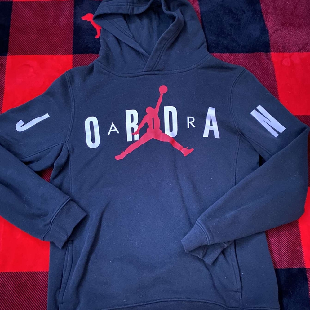 SIZE LARGE IN GIRLS JORDAN BLACK SWEATSHIRT